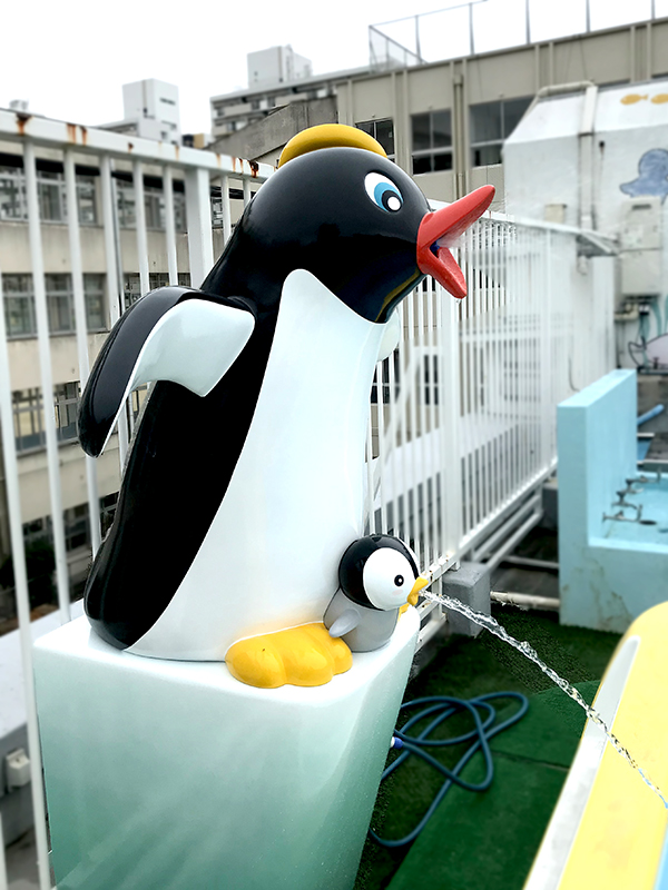 プールのペンギンキャラクター噴水 造形工房 四次元