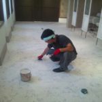 床のエイジング塗装作業風景