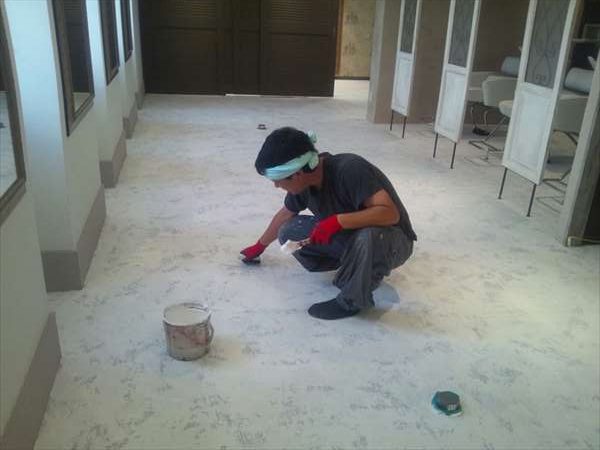 床のエイジング塗装作業風景