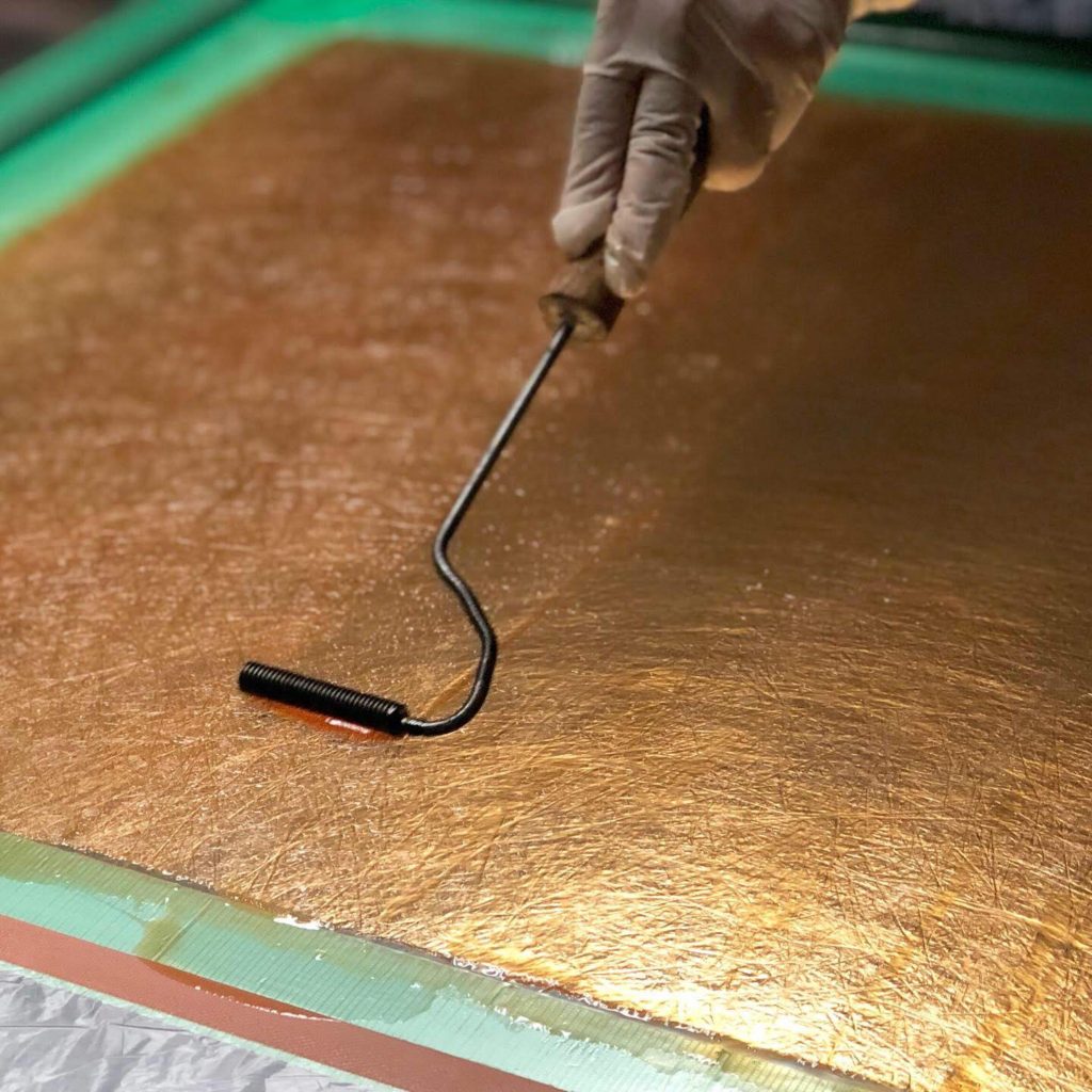 一枚ずつハンドメイドで作る透明FRP板