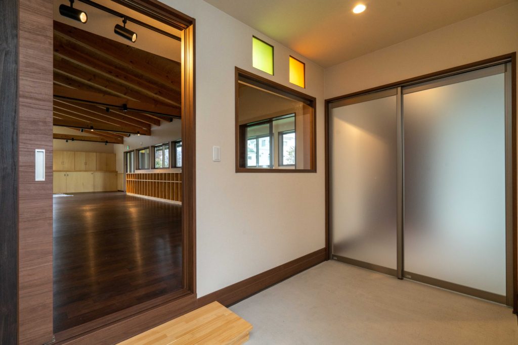 保育施設のカラー室内窓は明るい印象に FRP