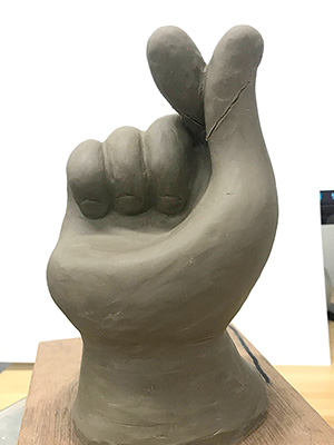 立体看板製作のための指ハートチェアのミニチュアを粘土造形で製作