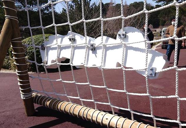 造形看板の特注金具をボルト止めで設置