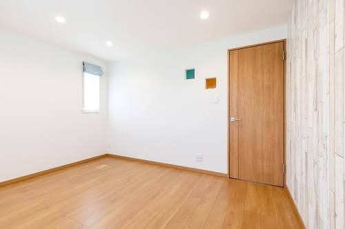 室内窓採用実績オレンジとブルーでポップに FRP