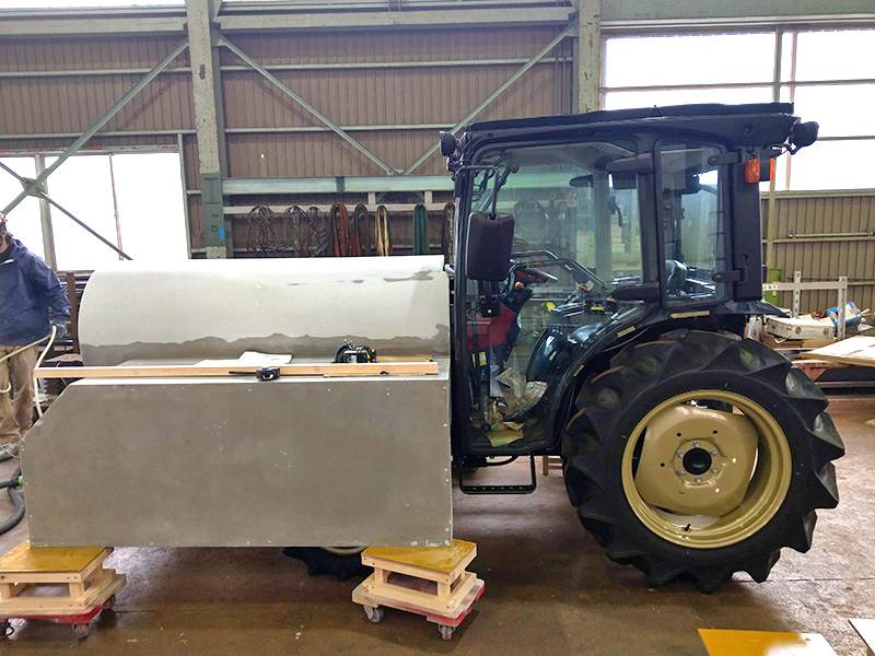 トラクターを機関車に改造中