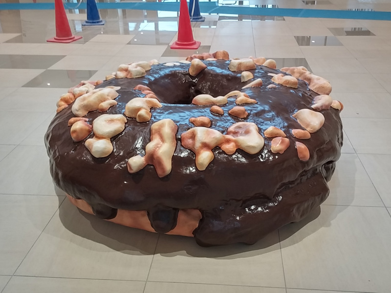 FRP造形 立体看板|巨大ドーナツオブジェ|人が乗れる強度がある