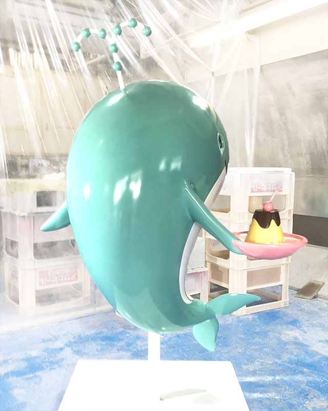 プリン屋さんのイルカキャラクターオブジェ後ろ