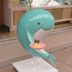 プリン屋さんイルカの立体看板設置