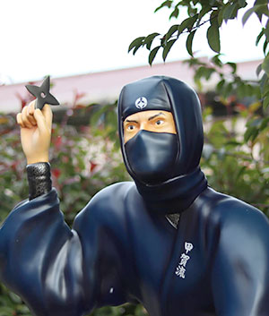 立膝で手裏剣をもった忍者塗装と設置が完了、顔アップ