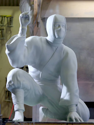 立膝で手裏剣をもった忍者の造形、組立て後下地塗装