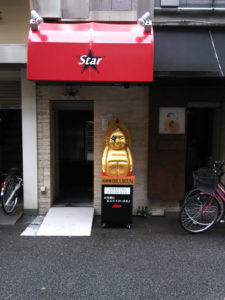店舗の集客にキャラクター立体看板のビリケンを設置