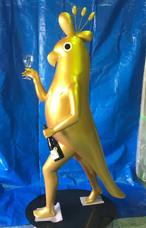 オリジナル金色キャラクター左向き、手には本物のワインとグラスを持っている