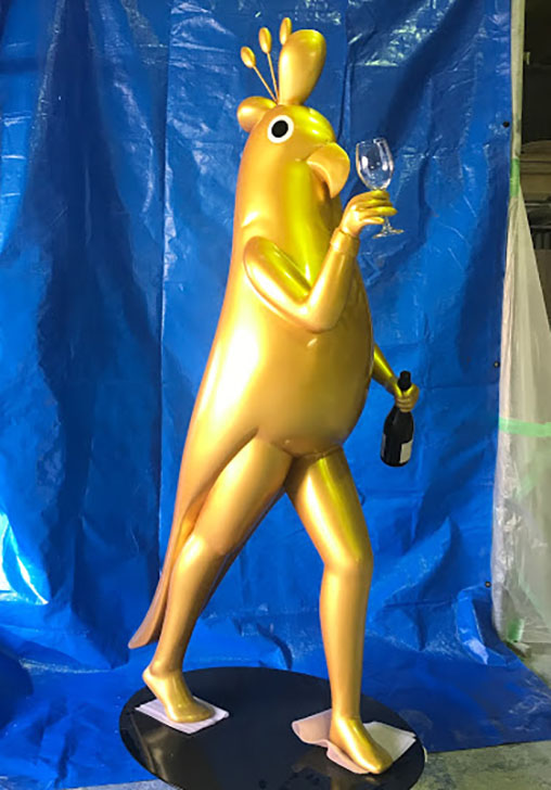 オリジナルキャラクター斜めから、手には本物のワインとグラスを持っている