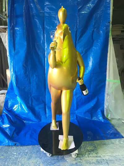 オリジナル金色キャラクター正面、手には本物のワインとグラスを持っている