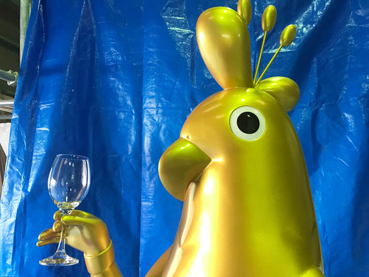 オリジナル金色キャラクター顔のアップ