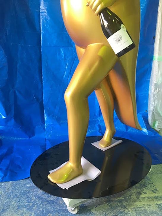 オリジナル金色キャラクター足元と黒い台座、手には本物のワインとグラスを持っている