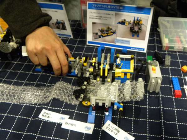 メイカーズフェア2012にてゆっくり動くロボット