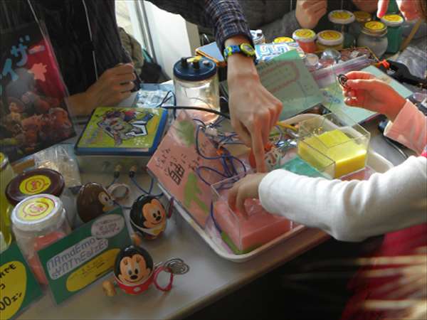 メイカーズフェア2012にて音が出るスライム