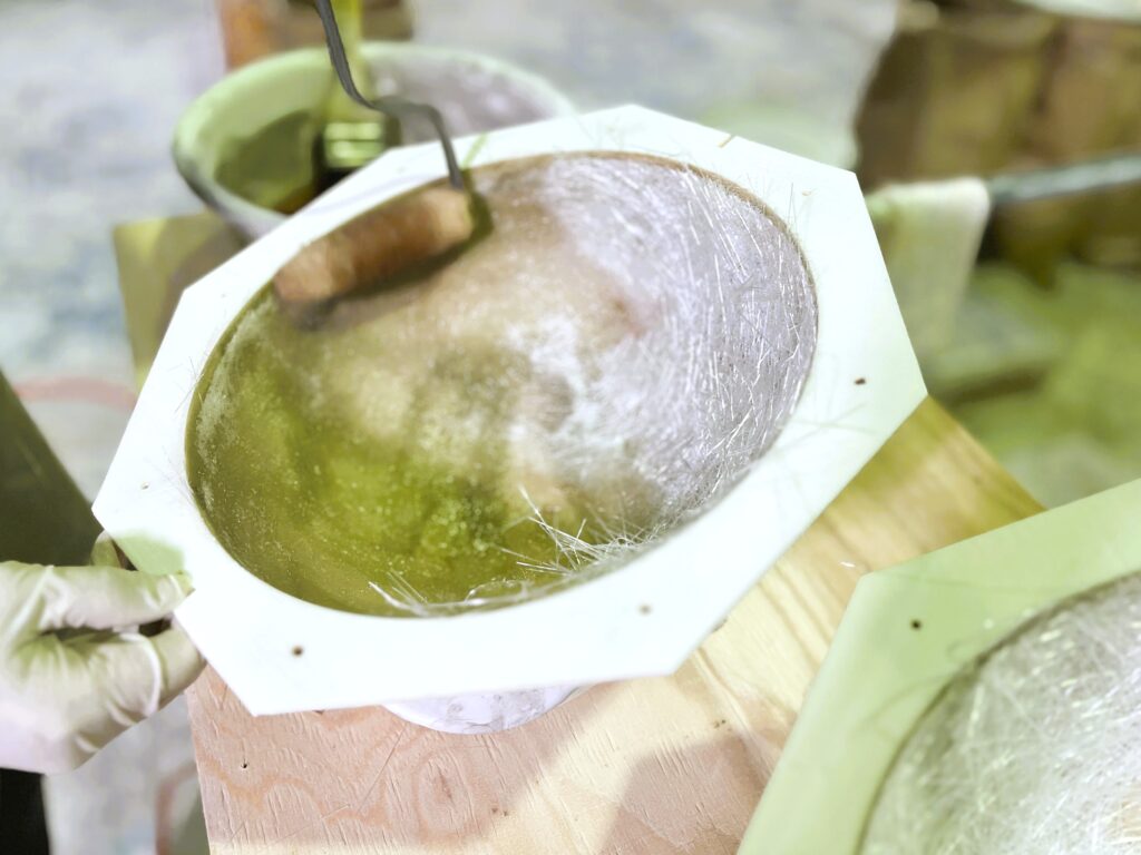 製作中のFRP造形:ガラス繊維にポリエステル樹脂を含浸する