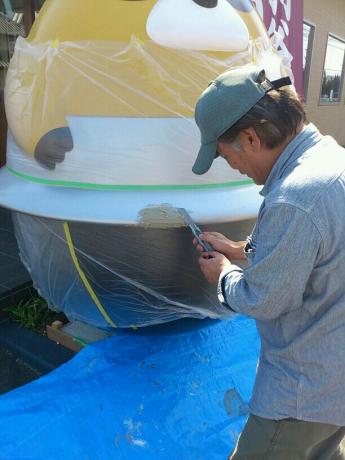 大型FRP造形の補修現場作業