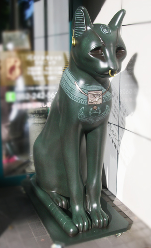 動物病院の目立つ看板巨大古代エジプト像レプリカを設置