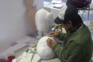 人形製作中