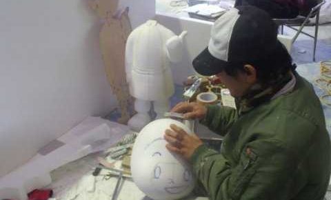 人形製作中