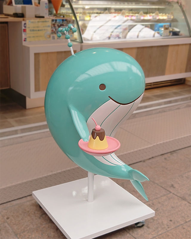 プリン屋さんイルカの立体看板設置