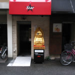 店舗の集客にキャラクター看板のビリケンを設置