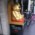 店舗の集客に目立つ！オリジナル立体看板のビリケン